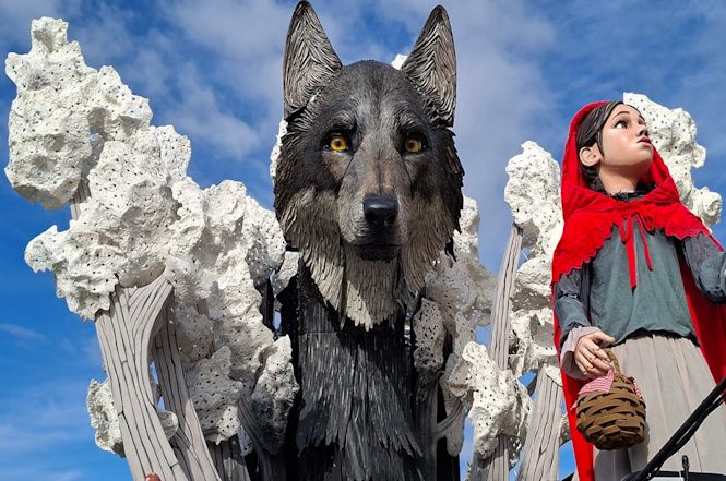 “In bocca al lupo” : Luca Bertozzi si ispira alla favola di Cappuccetto Rosso