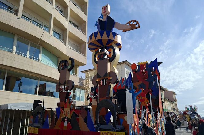 Luciano Tomei porta il “Carnevale futurista”: omaggio a Depero