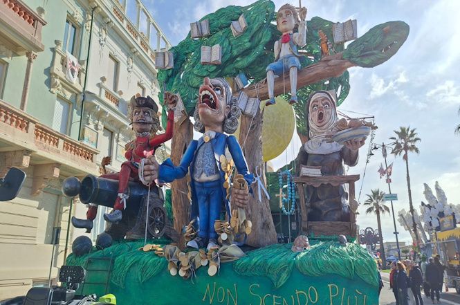 Matteo Raciti porta “Non scendo più”: disobbedienza e sogni tra gli alberi