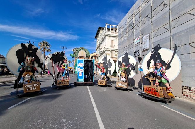 Dopo il carro del Tomei ancora mascherate di gruppo