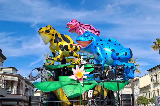 Carnevale di Viareggio 2026: il triplice colpo di cannone apre la grande festa