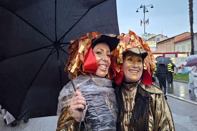 Secondo corso in ritardo sui viali a mare mentre continua a piovere