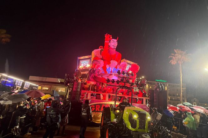 Lebigre Allegrucci e Vannucci sfilano tra musica, colori e pioggia