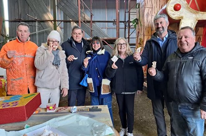 Il sindaco brinda con le contrade di Pietrasanta