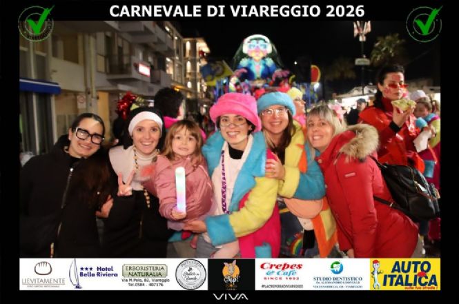 Carnevale di Viareggio, pioggia e ritardi al 2° Corso Mascherato in Notturna: sfilano solo i carri principali, ma il pubblico non manca