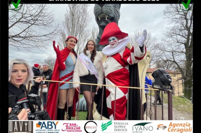 Il Carnevale di Viareggio conquista Lucca: sfilata sulle Mura tra colori, musica e tantissimo pubblico