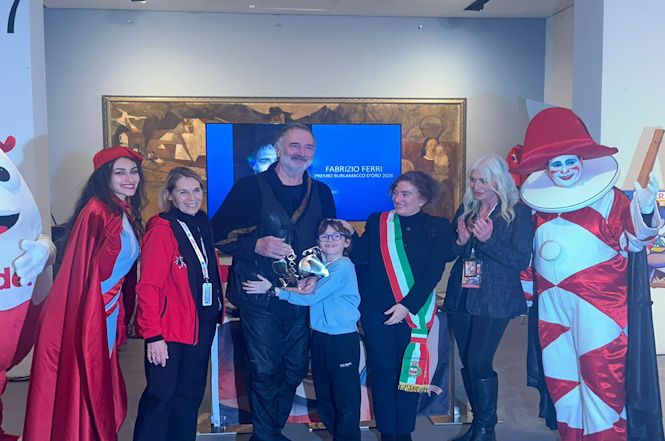 Il Carnevale conferisce il Premio Burlamacco d’Oro al fotografo Fabrizio Ferri