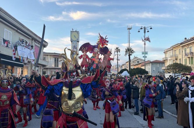 Piazza Mazzini si anima con i carri e le coreografie legate alla Prima Categoria