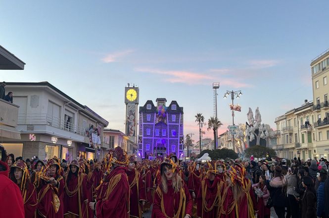 Mentre il sole tramonta, si attendono le luci sui carri. In piazza Mazzini arriva Vannucci