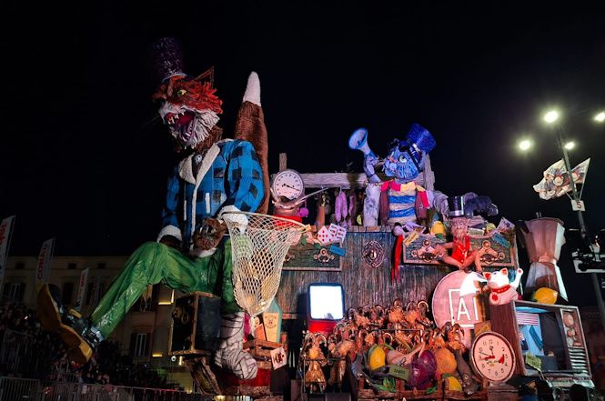 Allegrucci e il suo campo dei miracoli illuminati nella notte viareggina