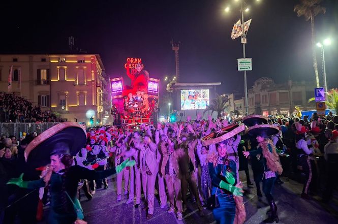 E il Carnevale è Carnevale con le carrette e le pedane aggregative