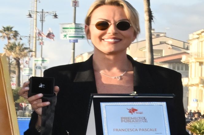 Pascale scatena una bufera di fronte alla bandiera palestinese