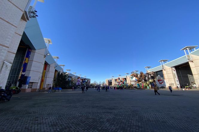 Carristi e mascheratisti pronti ad uscire dagli hangar