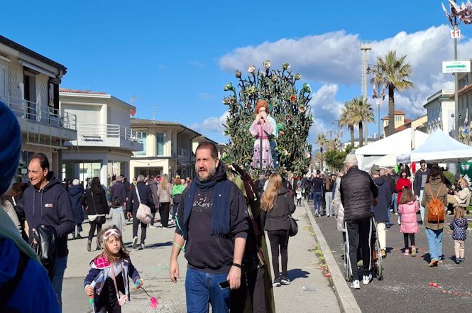 Risplende il sole a Viareggio e la Passeggiata si riempie di turisti