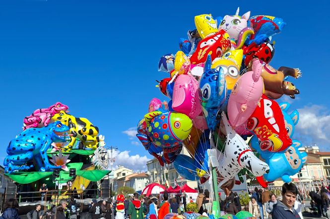 Il sole bacia il 4.o corso e in  attesa dell'inizio si festeggia in piazza  Mazzini