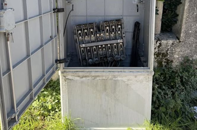La cittadina Patrizia Marcucci denuncia lo stato di una cabina ENEL