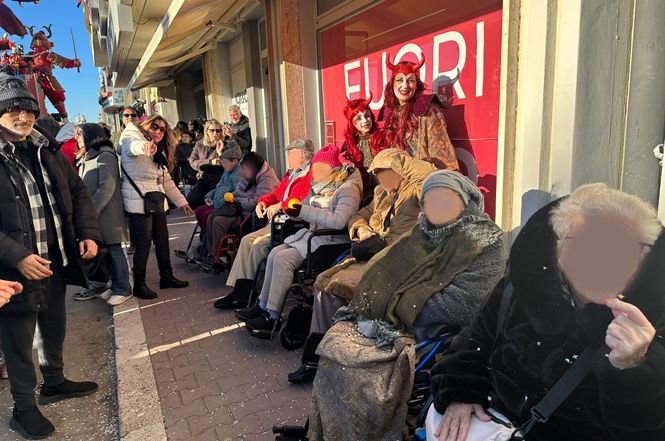 Al Carnevale di Viareggio l’età si ferma: il giorno speciale dei nonni tra carri e ricordi