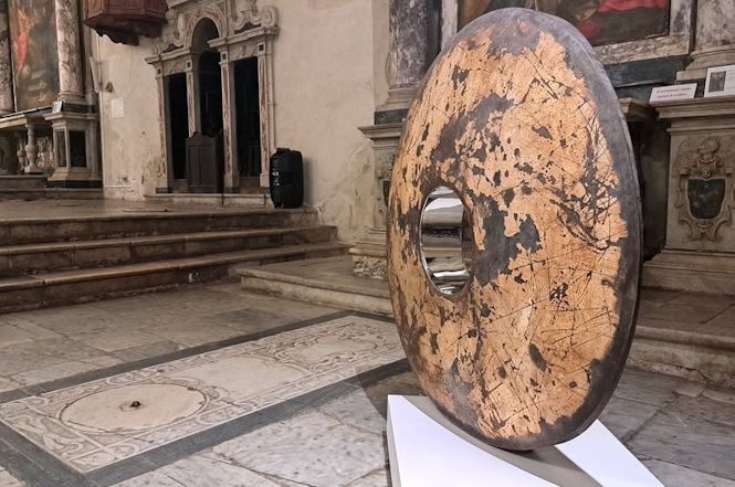 Pietrasanta celebra lo scultore georgiano Prasto con “EggOcentric"