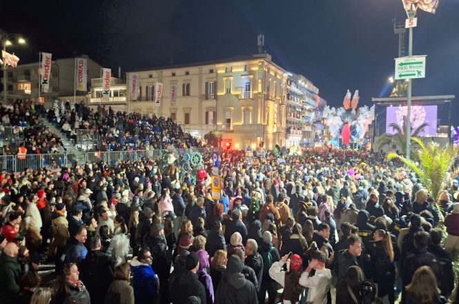 Una moltitudine di persone in attesa dei verdetti