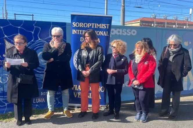Sara Culli firma il murale "La distanza della Luna" in ricordo del disastro ferroviario