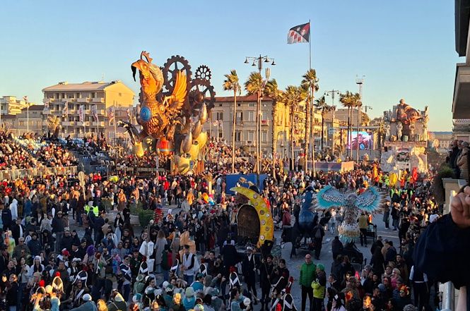 Carnevale, denuncia di una coppia di turisti molestata e aggredita