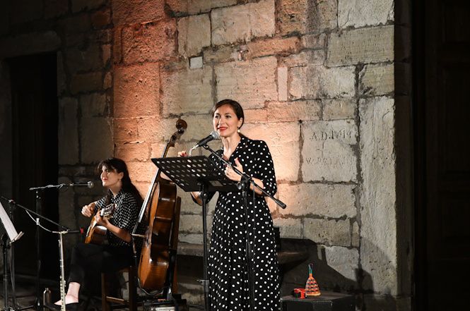 Domenica tutta in giallo il palazzo comunale e le fontane di piazza Navari