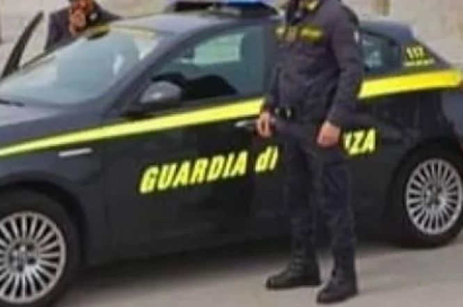 Si tamponano e la Gdf scopre merce falsa in una delle due auto