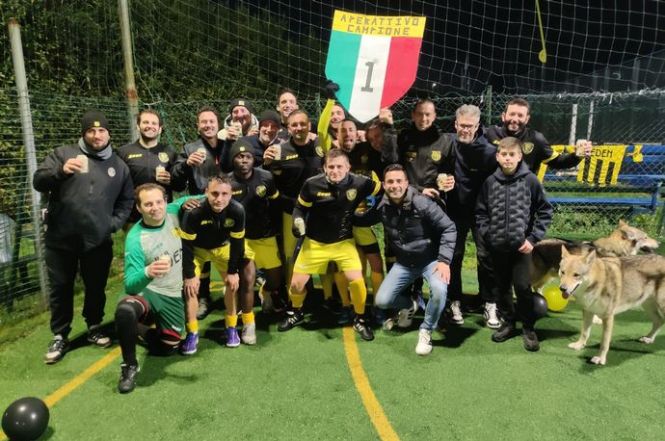 La squadra viareggina dell'AperAttivo al Bar Eden vince il campionato di calcio a 5 Aics al Pardini Sporting Center 2 (ex Ctl)