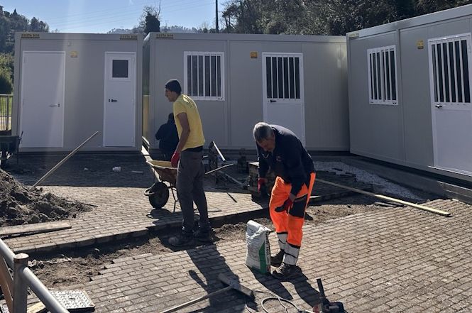 In fase di montaggio tre moduli ad uso spogliatoio all'Impianto Tori di Camaiore