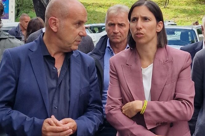 Anniversario della Liberazione con Elly Schlein a Sant'Anna di Stazzema e l'invito ai 32 parlamentari sospesi alla Camera