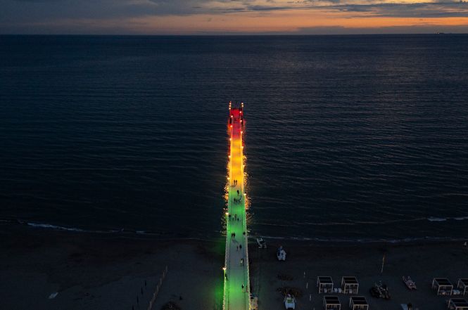 Dal 23 al 26 aprile il Pontile del Forte si illumina con i colori della bandiera