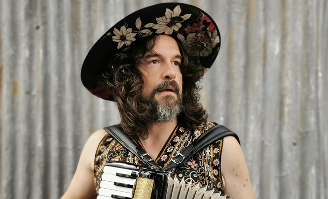 Luca Bassanese in concerto a Torre del Lago. Anticipa l'incontro un saluto di Marialina Marcucci