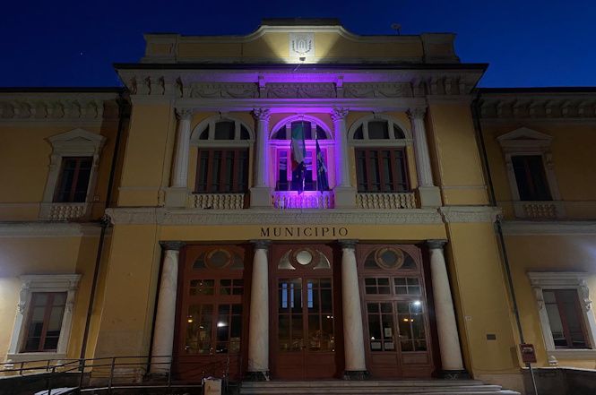 Oggi luce viola sul municipio per la Giornata Mondiale della Fibromialgia