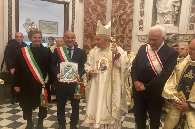 Lo stemma di Stazzema nella galleria del Santuario di Montenero
