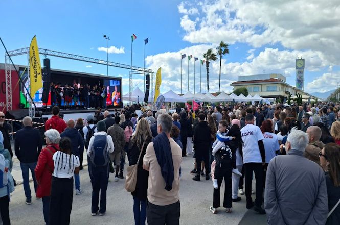 Domani torna il Giro con l'attesissima cronometro Viareggio-Massa: viabilità modificata