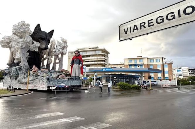 Il Carnevale di Viareggio saluta il Giro d'Italia con il carro vincitore dell'ultima edizione