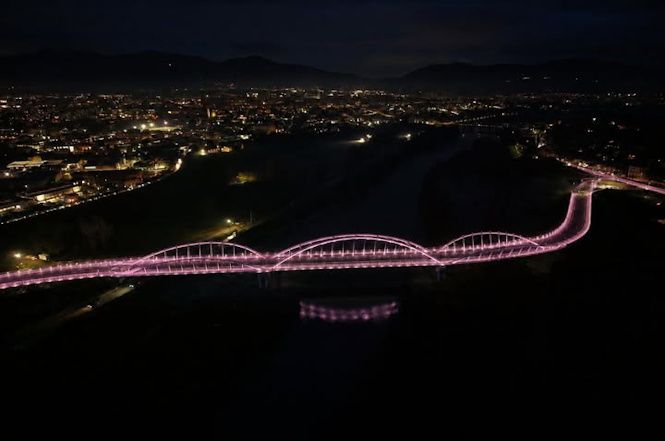 Il nuovo ponte sul Serchio si illumina di rosa