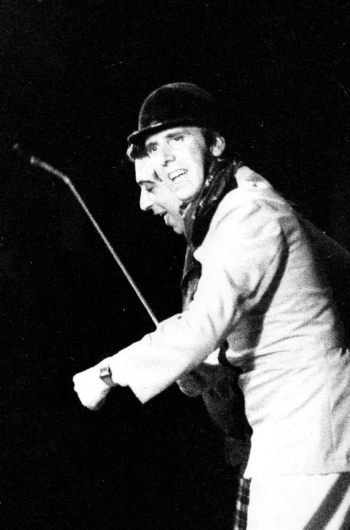 INCONTRI RAVVICINATI SUL TERZO POGGIONE, OVVERO CASCHIN TUTTI VI’